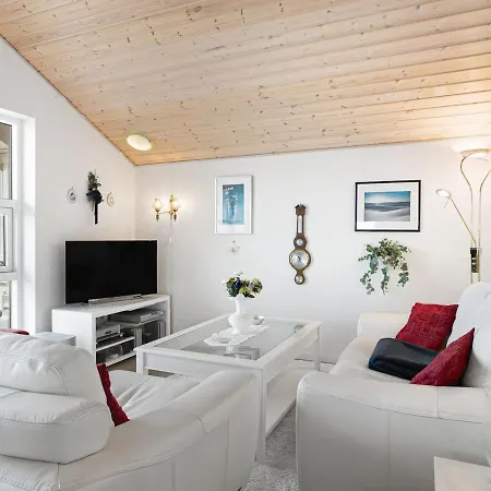 Holiday home Yvette - 150m From The Sea In Ne Jutland By Interhome
