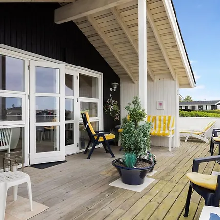 Semesterbostad Yvette - 150m From The Sea By Interhome
